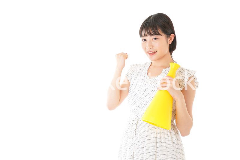 メガフォンを使い応援をする若い女性