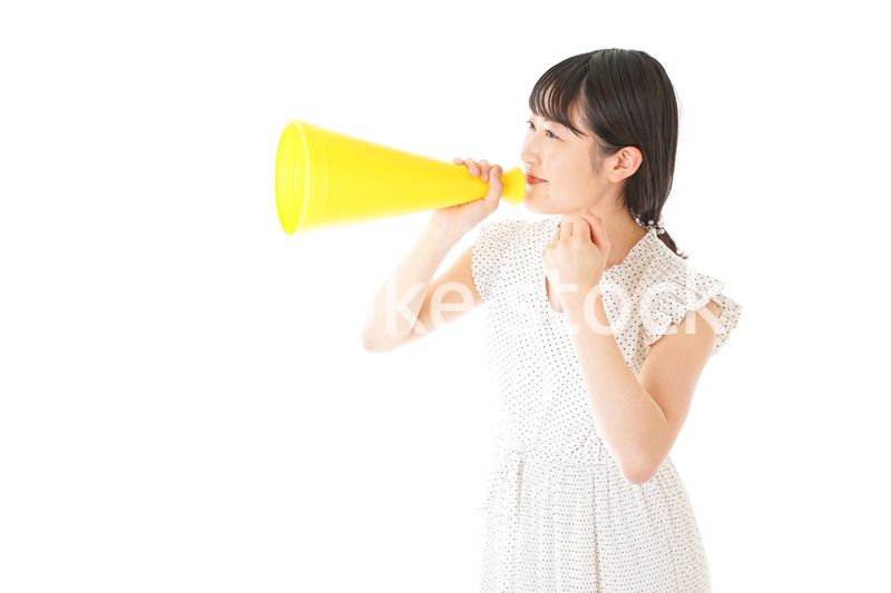 メガフォンを使い応援をする若い女性
