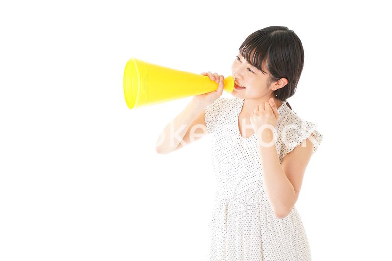 メガフォンを使い応援をする若い女性