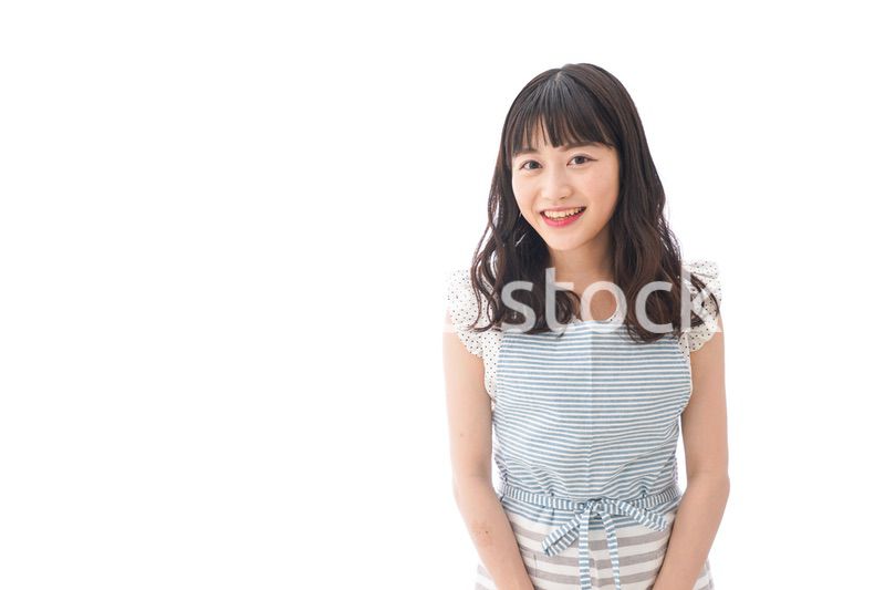 コーヒー豆を持つ若い女性