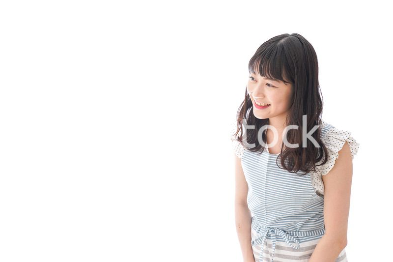 コーヒー豆を持つ若い女性