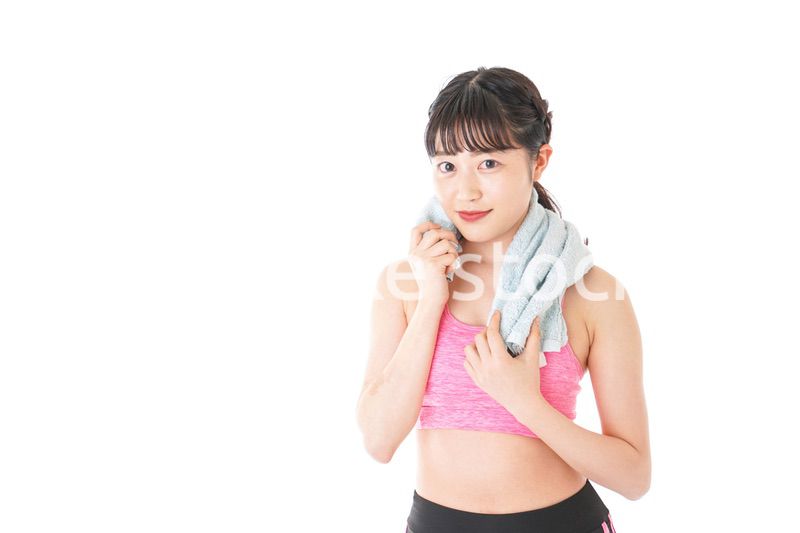 タオルで汗を拭く女性