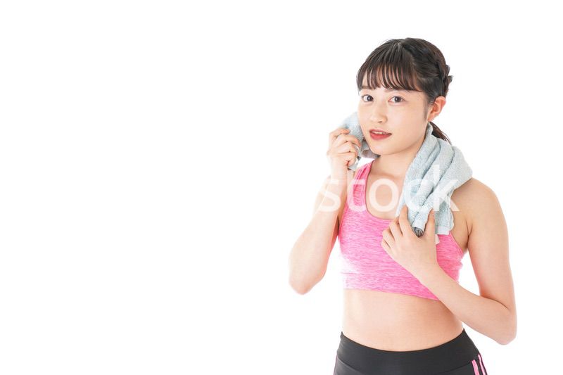 タオルで汗を拭く女性