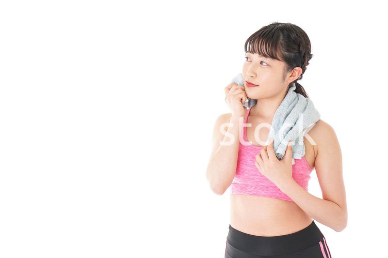 タオルで汗を拭く女性