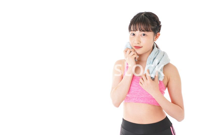 タオルで汗を拭く女性