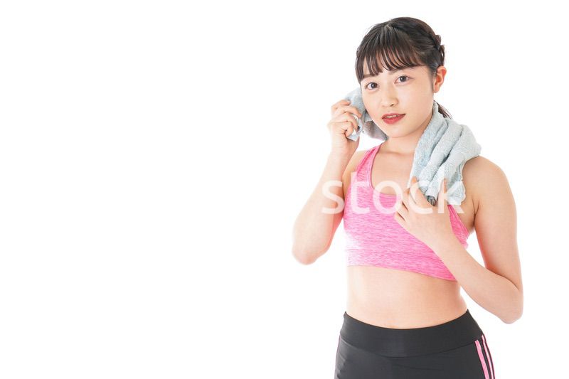 タオルで汗を拭く女性