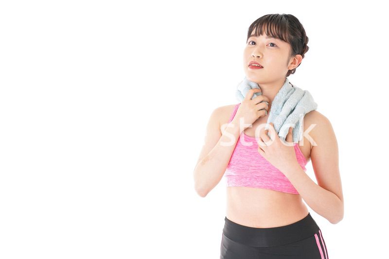 タオルで汗を拭く女性