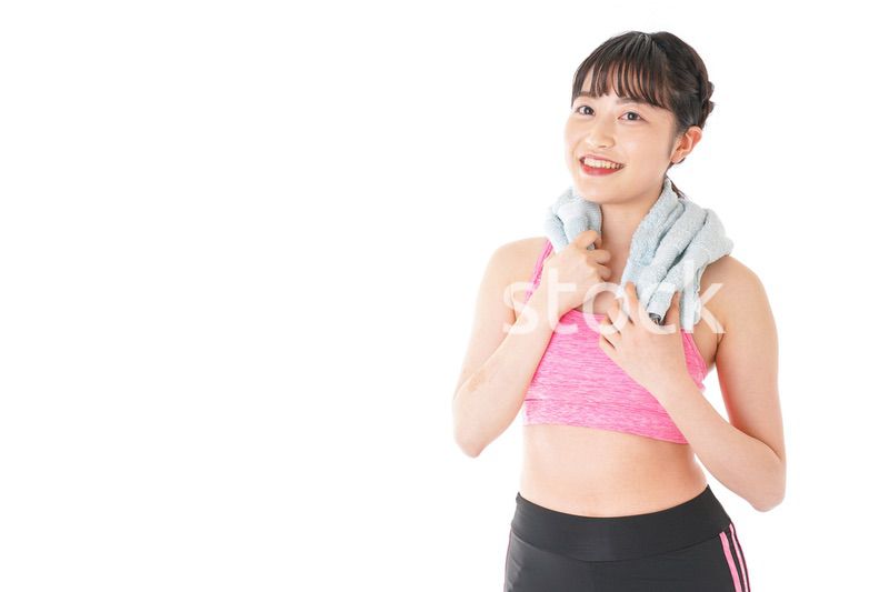 タオルで汗を拭く女性