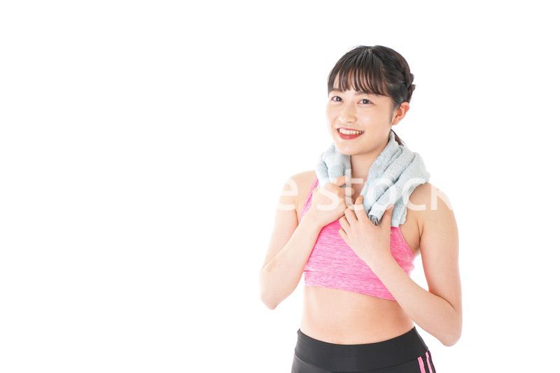 タオルで汗を拭く女性