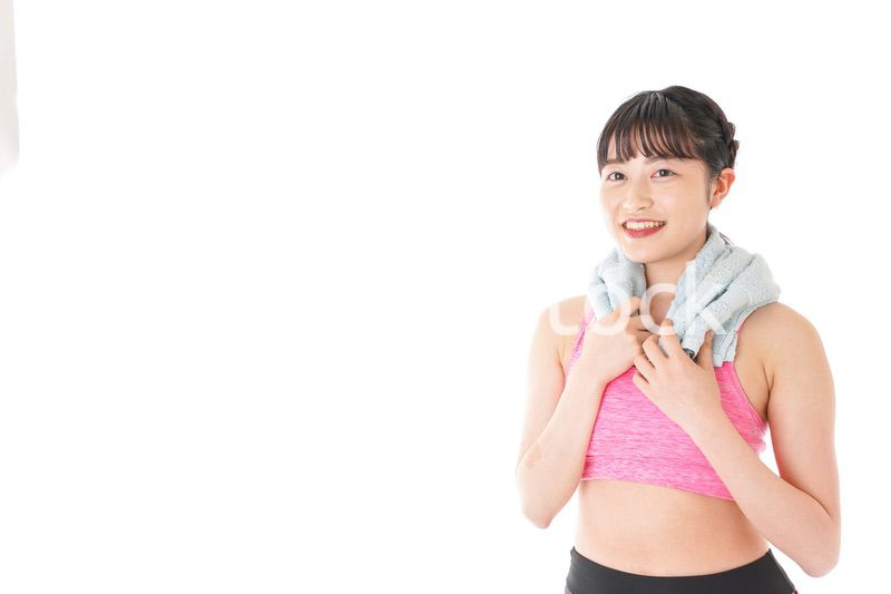 タオルで汗を拭く女性