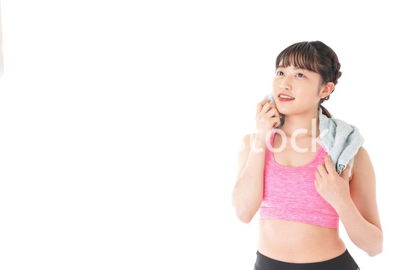 タオルで汗を拭く女性