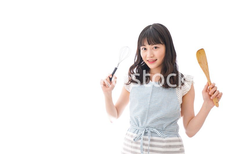 コーヒー豆を持つ若い女性