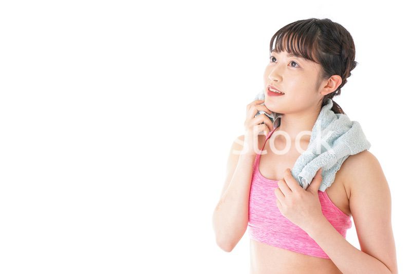 タオルで汗を拭く女性