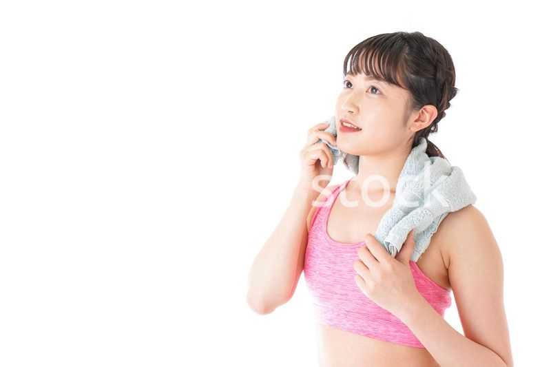 タオルで汗を拭く女性