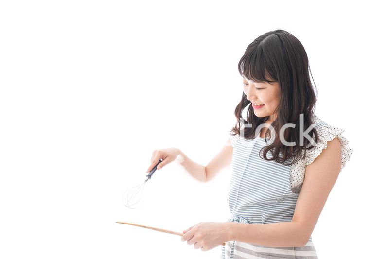 コーヒー豆を持つ若い女性