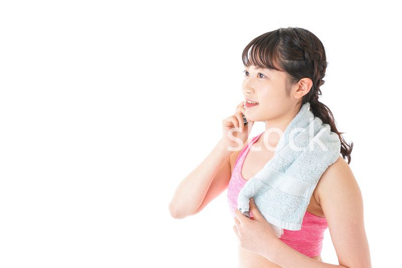 タオルで汗を拭く女性