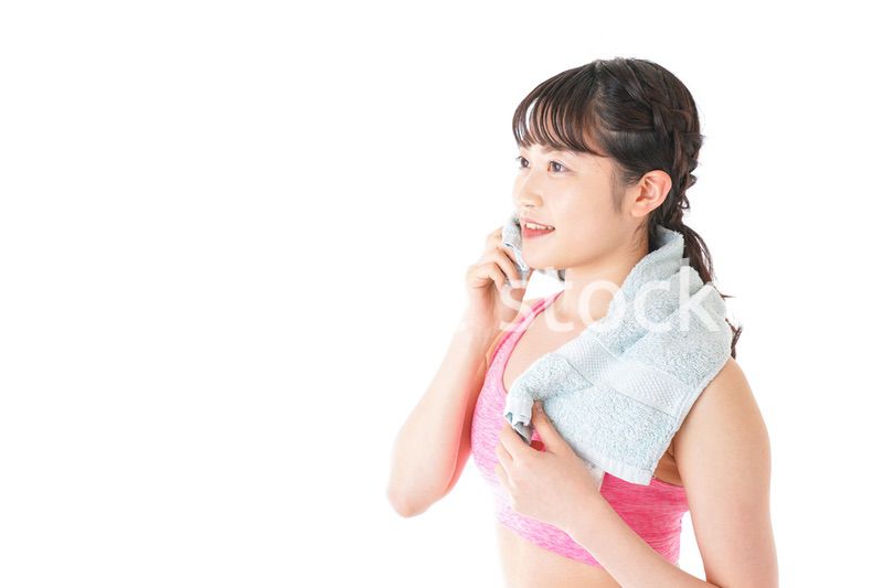 タオルで汗を拭く女性