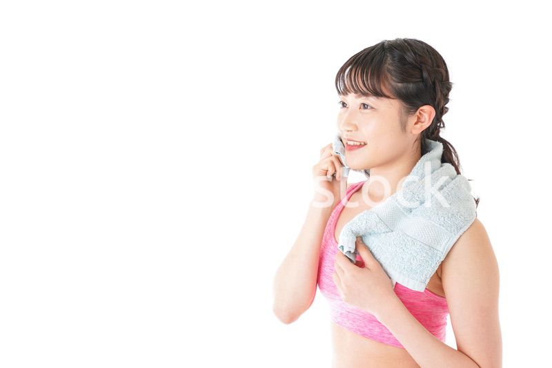 タオルで汗を拭く女性