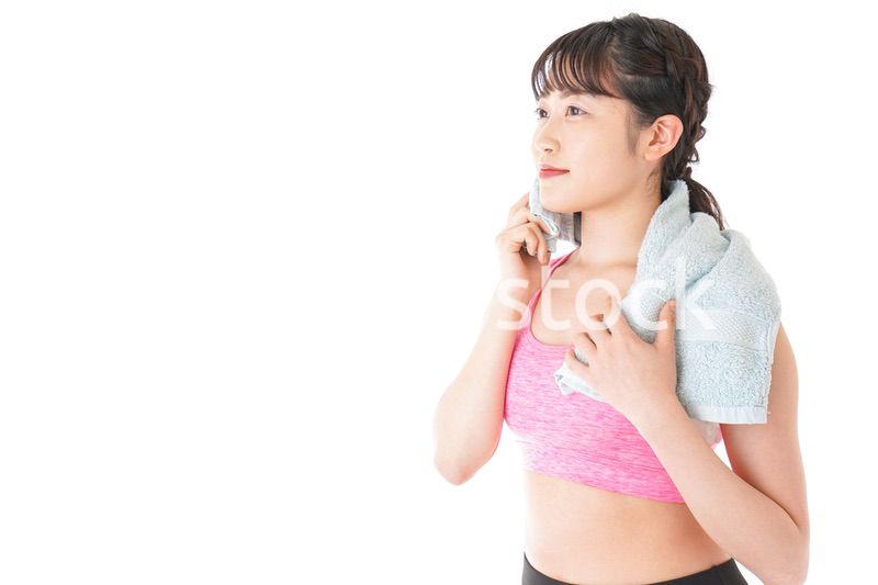 タオルで汗を拭く女性