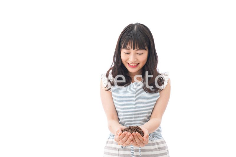 コーヒー豆を持つ若い女性