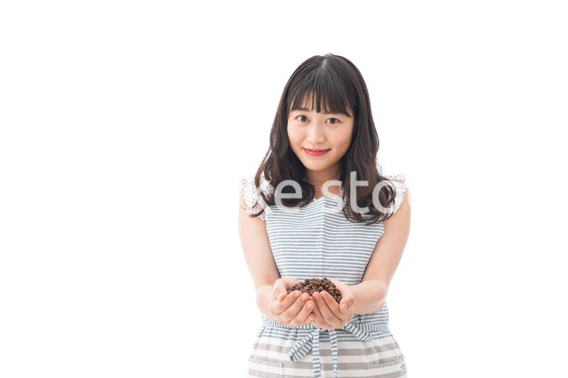 コーヒー豆を持つ若い女性