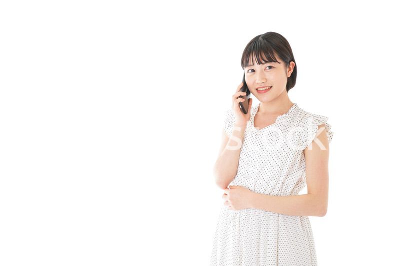 スマートフォンを使う若い女性