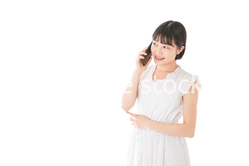 スマートフォンを使う若い女性