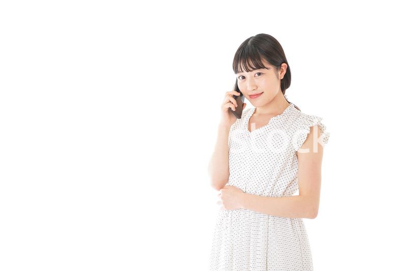 スマートフォンを使う若い女性