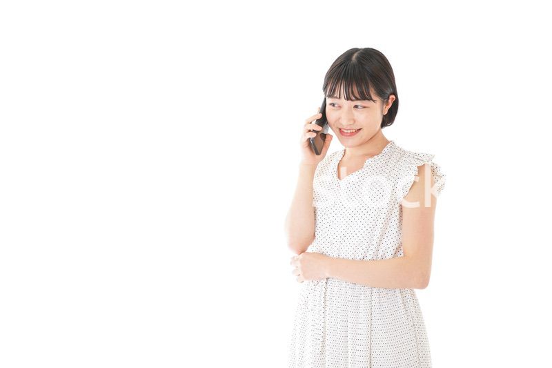 スマートフォンを使う若い女性