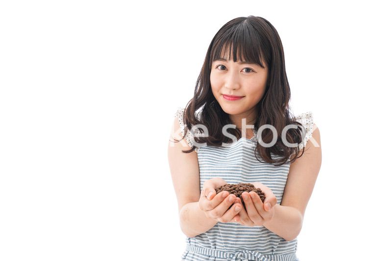 コーヒー豆を持つ若い女性
