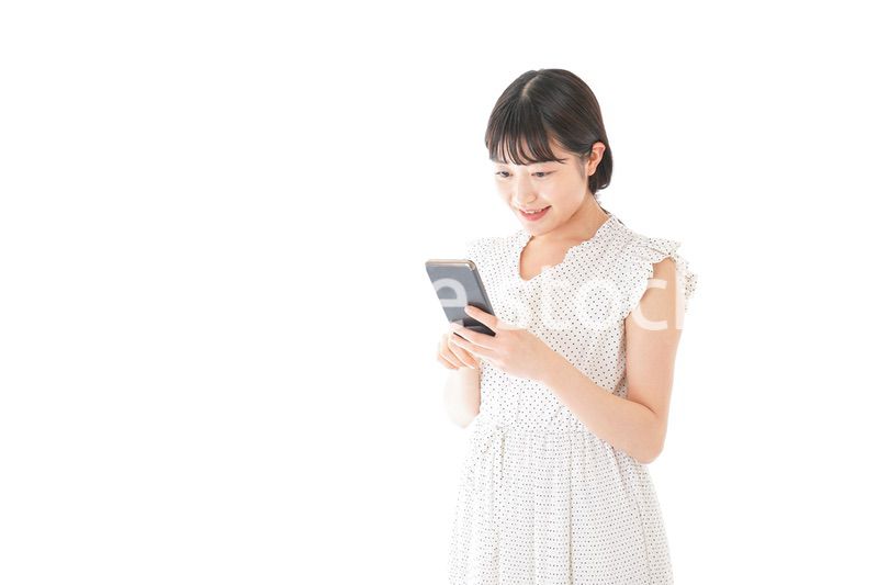 スマートフォンを使う若い女性