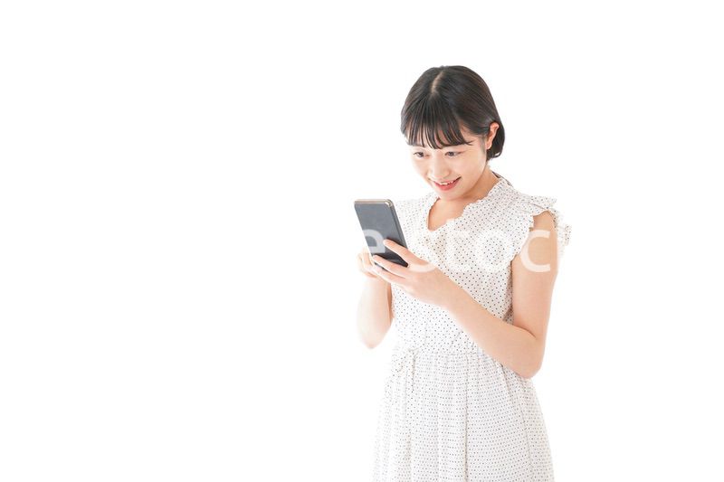 スマートフォンを使う若い女性