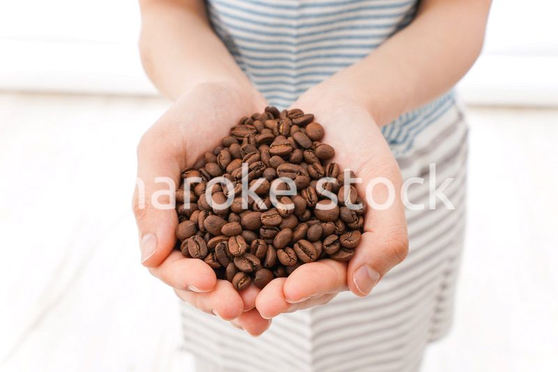 コーヒー豆を持つ若い女性