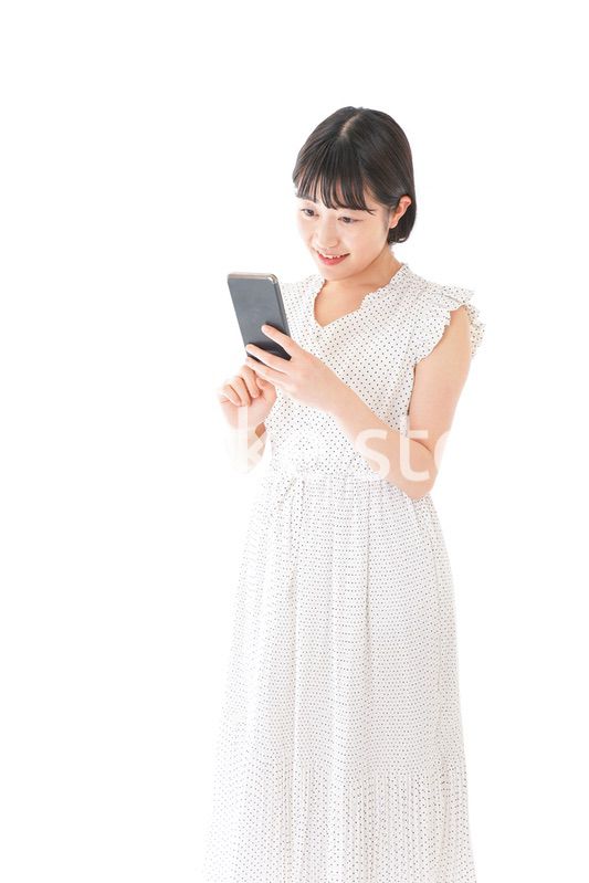 スマートフォンを使う若い女性