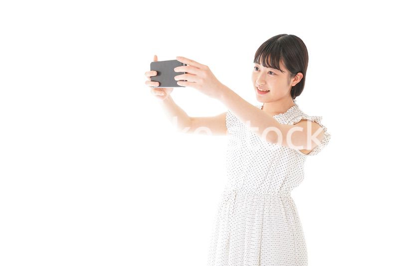 スマートフォンを使う若い女性