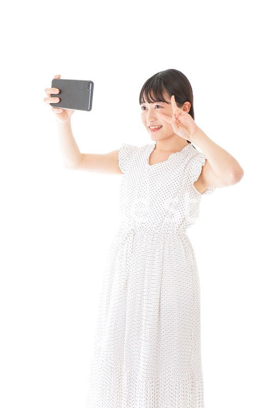 スマートフォンを使う若い女性