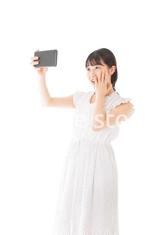 スマートフォンを使う若い女性