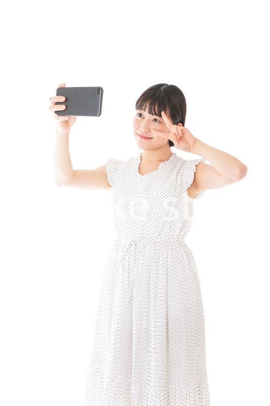 スマートフォンを使う若い女性