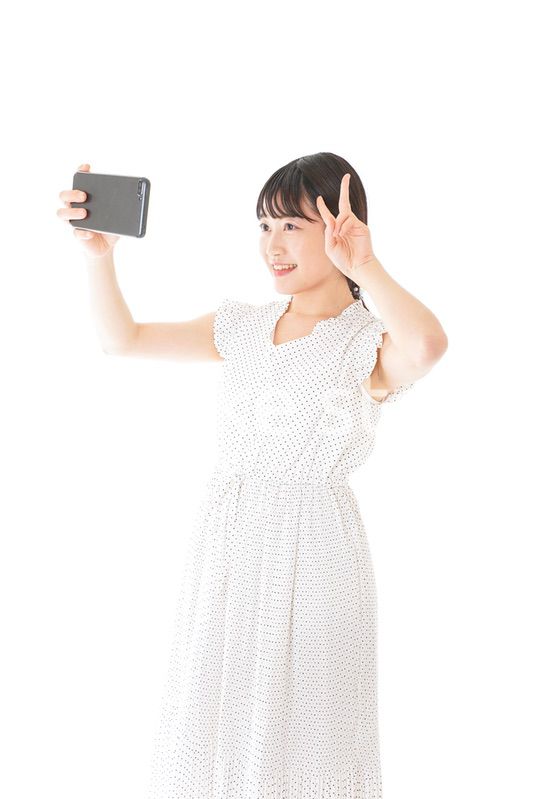 スマートフォンを使う若い女性