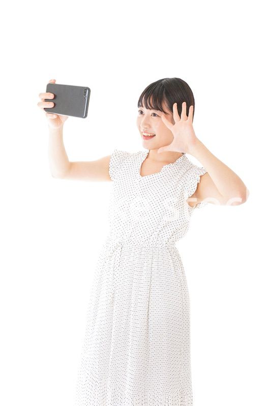 スマートフォンを使う若い女性