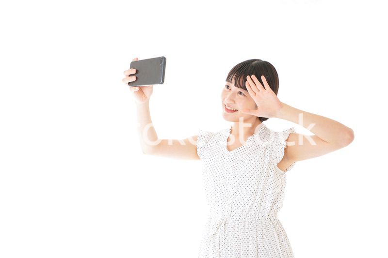 スマートフォンを使う若い女性