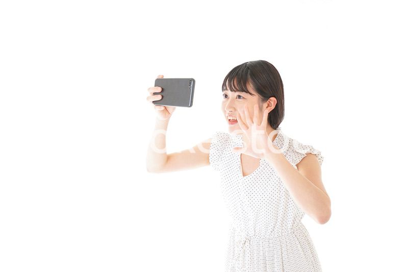 スマートフォンを使う若い女性