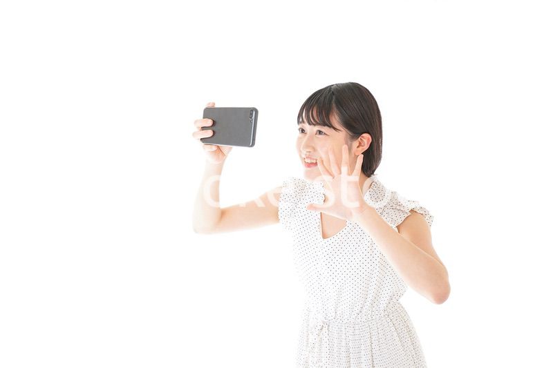 スマートフォンを使う若い女性