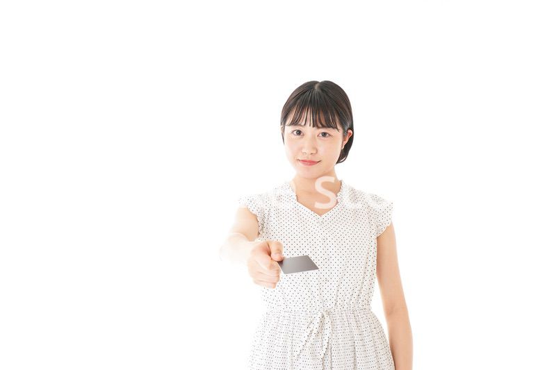 支払いをする若い女性