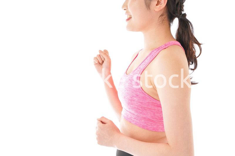 ランニングをする若い女性