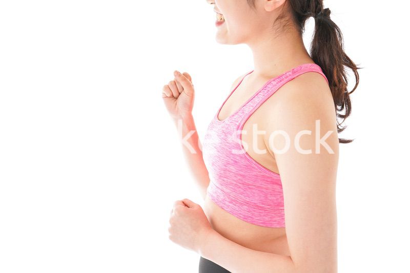 ランニングをする若い女性