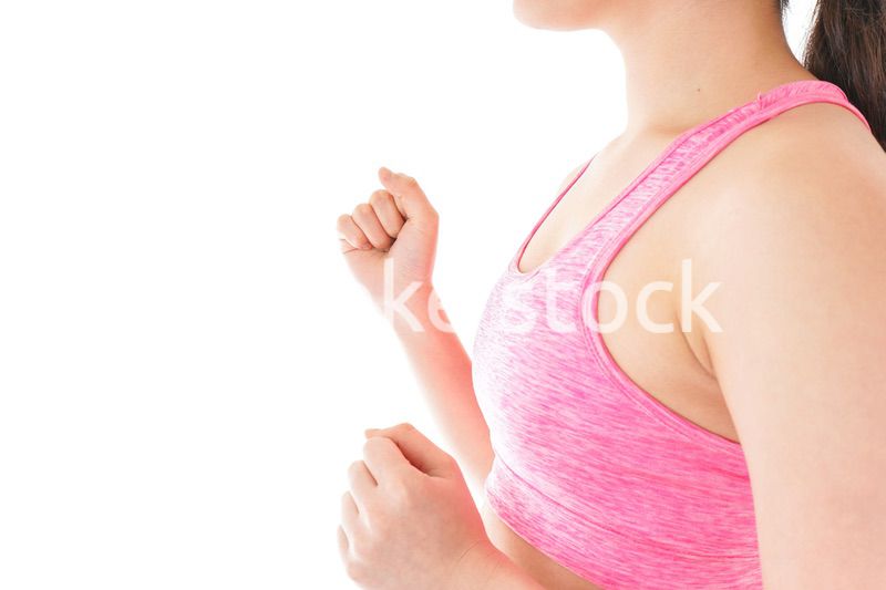 ランニングをする若い女性