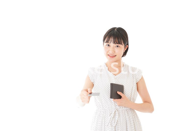支払いをする若い女性
