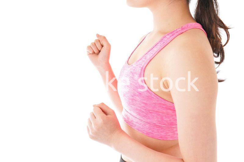 ランニングをする若い女性