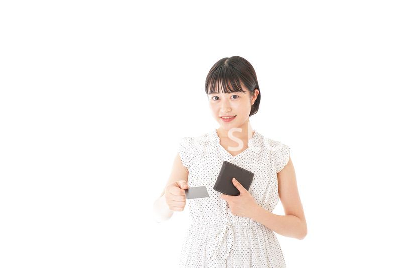 支払いをする若い女性